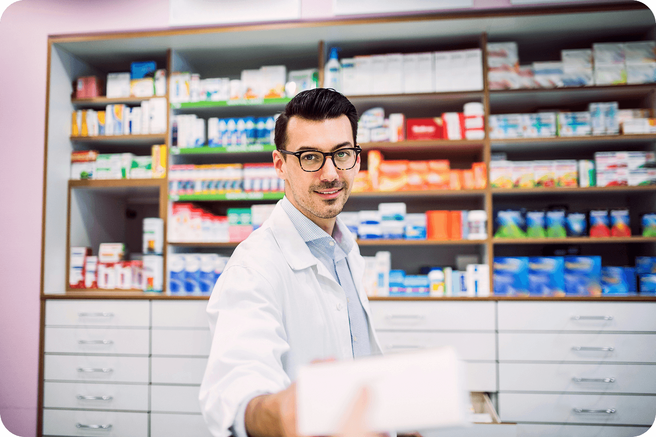Pharmacien préparant une commande Click & Collect